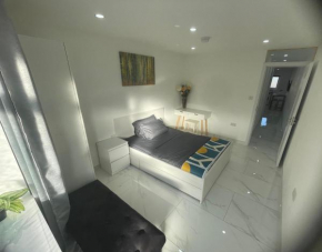 Newly built modern flat with free parking close to London Luton airport and L&D hospital
